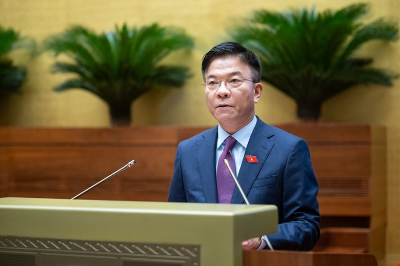 Phó Thủ tướng Chính phủ, Bộ trưởng Bộ Tư pháp Lê Thành Long trình bày Tờ trình về dự án Luật Công chứng (sửa đổi) trước Quốc hội chiều ngày 17/6.