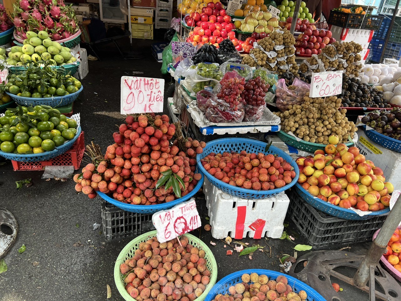 Năm ngoái giá vải thiều chỉ khoảng 35.000 đồng/kg nhưng năm nay đột ngột tăng gấp 3 nên sức mua rất chậm.