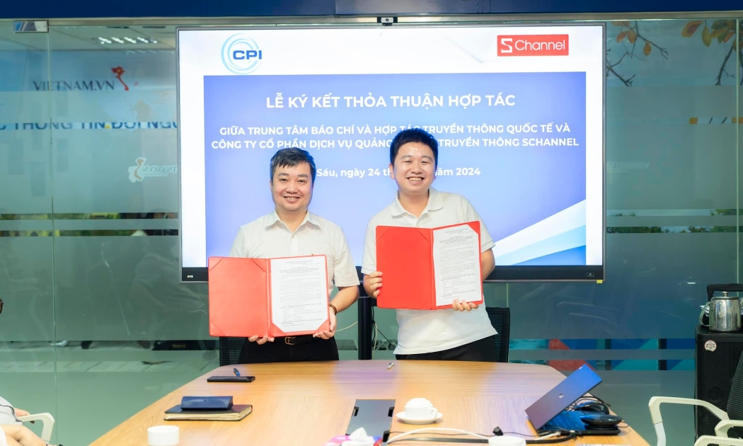 CEO Nguyễn Lạc Huy (bên phải) tại ký kết hợp tác giữa Cục Thông tin đối ngoại và Schannel