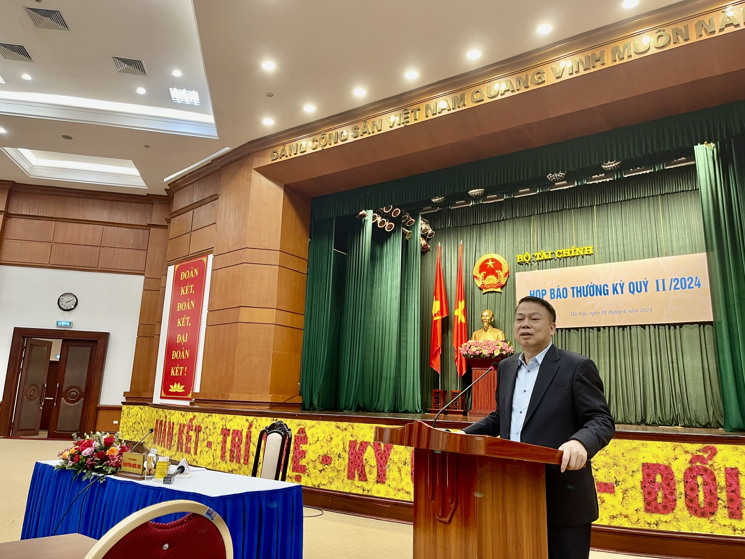 Thứ trưởng Bộ Tài chính Nguyễn Đức Chi phát biểu tại họp báo thường kỳ quý 2/2024.