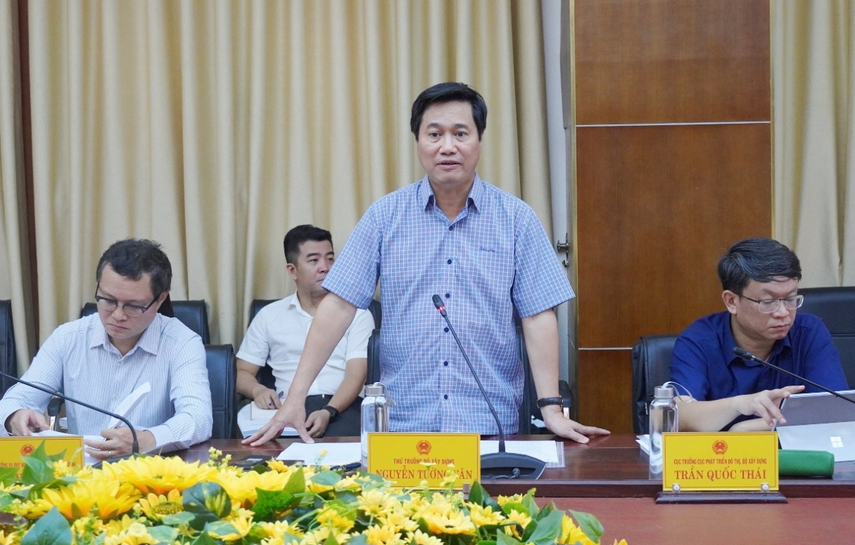 Thứ trưởng Bộ X&acirc;y dựng Nguyễn Tường Văn ph&aacute;t biểu tại buổi l&agrave;m việc