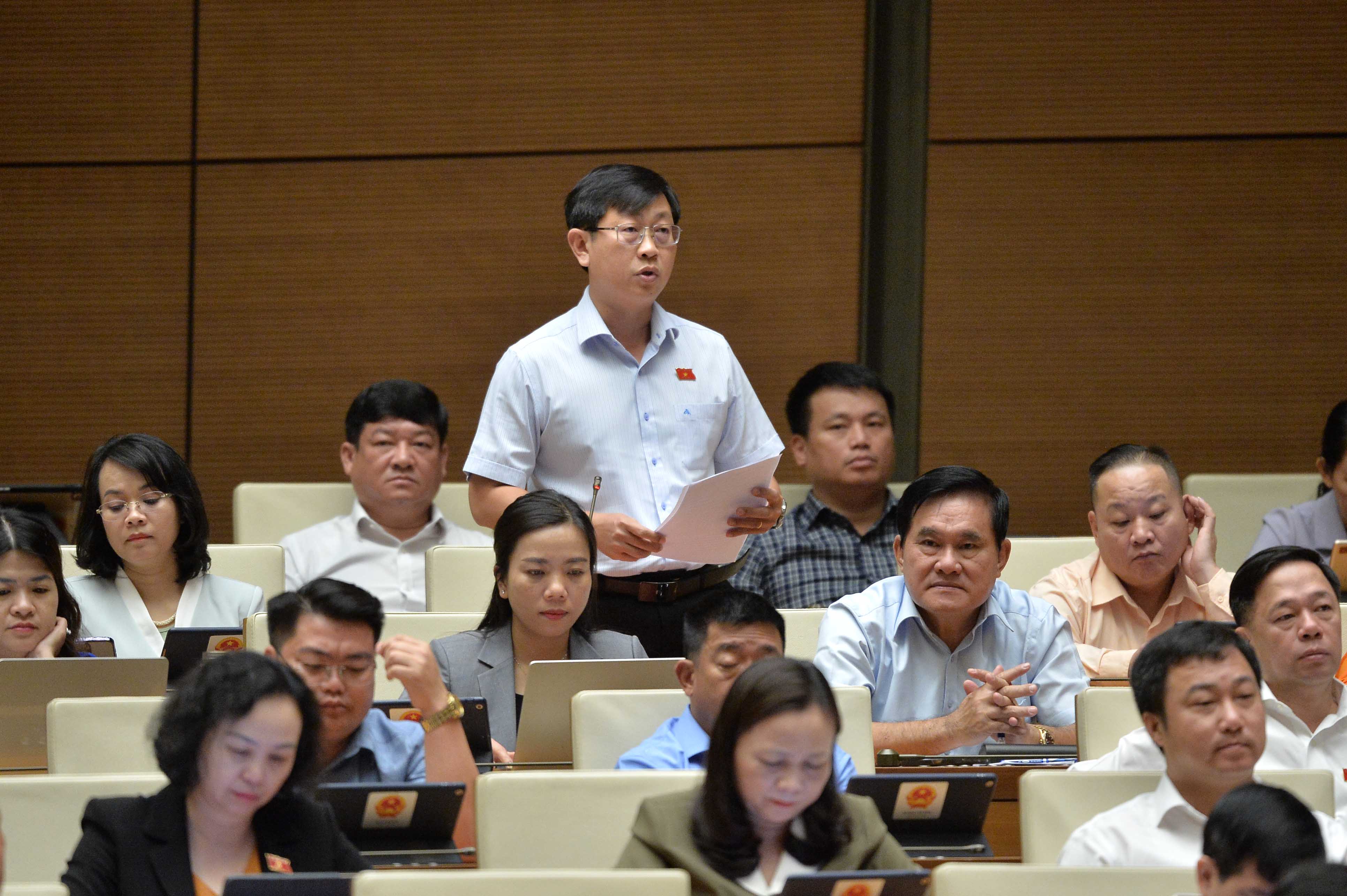 Đại biểu Nguyễn Hữu Th&ocirc;ng, đo&agrave;n B&igrave;nh Thuận. Ảnh: Quochoi.