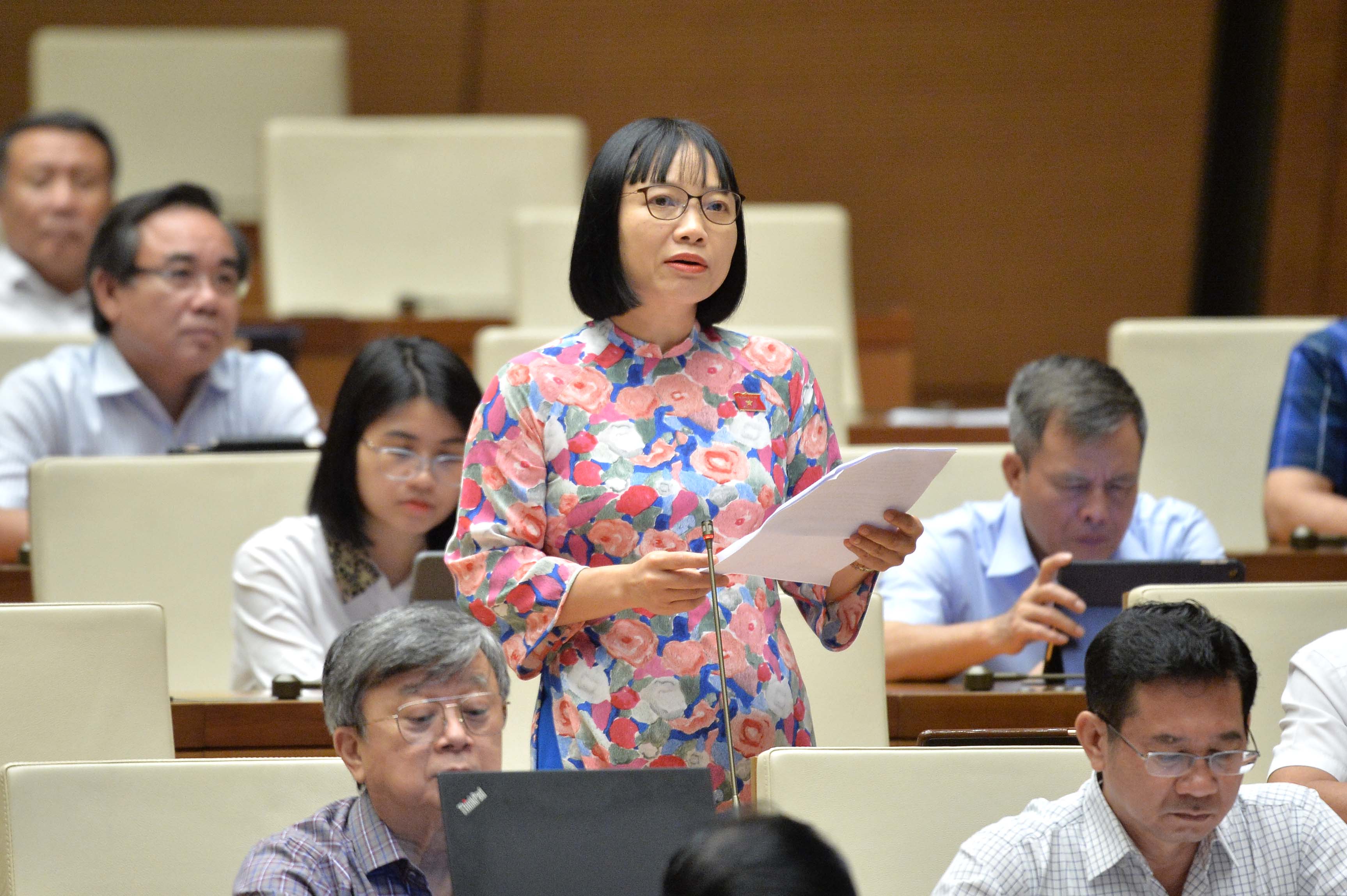 Đại biểu Nguyễn Thị Việt Nga, đo&agrave;n Hải Dương.