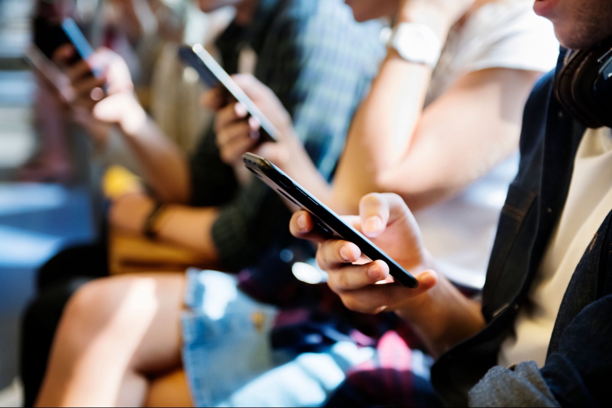 Thế hệ Z l&agrave; thế hệ sinh ra v&agrave; lớn l&ecirc;n trong thời đại số h&oacute;a v&agrave; l&agrave; thế hệ gắn liền với c&aacute;ch mạng c&ocirc;ng nghệ th&ocirc;ng tin.