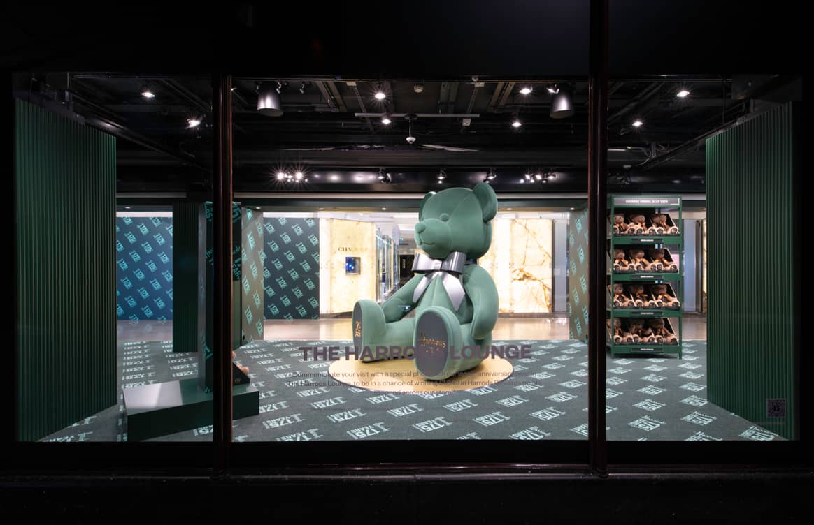 Ch&uacute; gấu b&ocirc;ng đặc biệt được thiết kế nhằm kỷ niệm 175 năm hoạt động của Harrods.