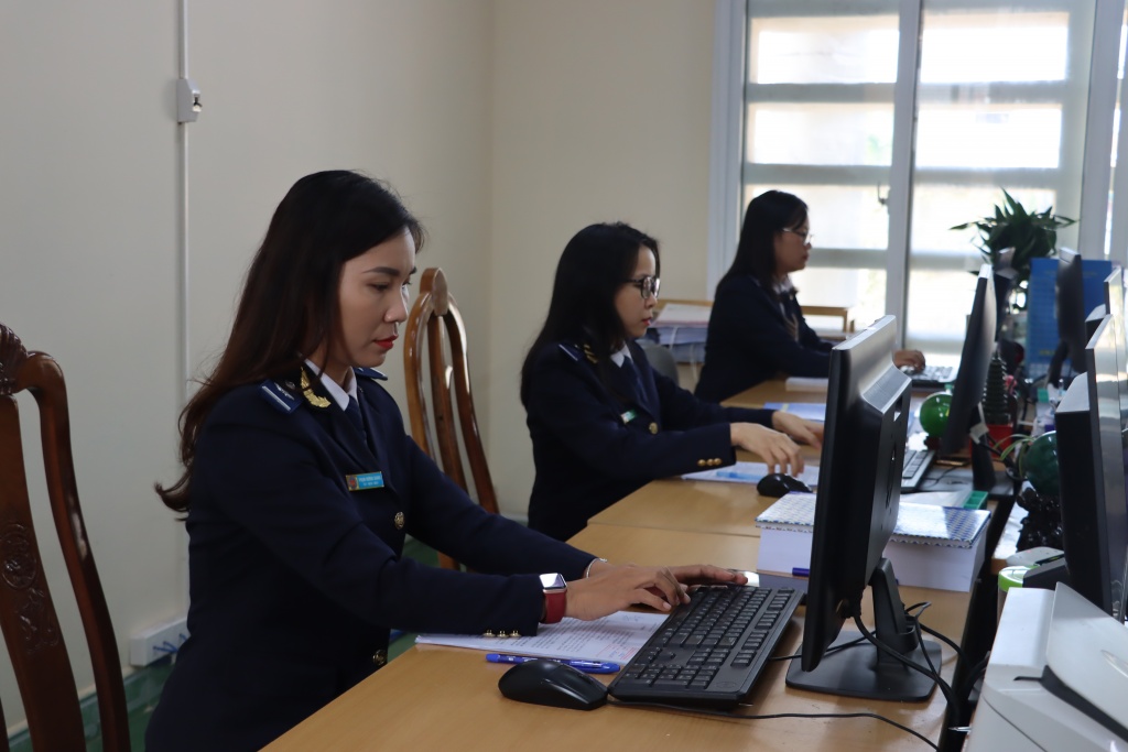 Hoạt động nghiệp vụ của công chức Cục Hải quan Thanh Hóa. Ảnh: Ngọc Linh