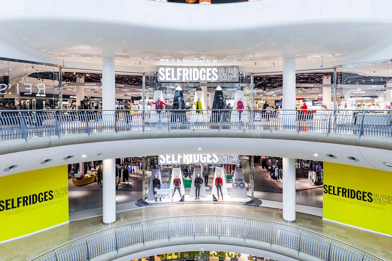 Các cửa hàng bách hoá cao cấp như Harrods và Selfridges đang tích cực chuẩn bị đón một lượng lớn khách hàng tiềm năng.