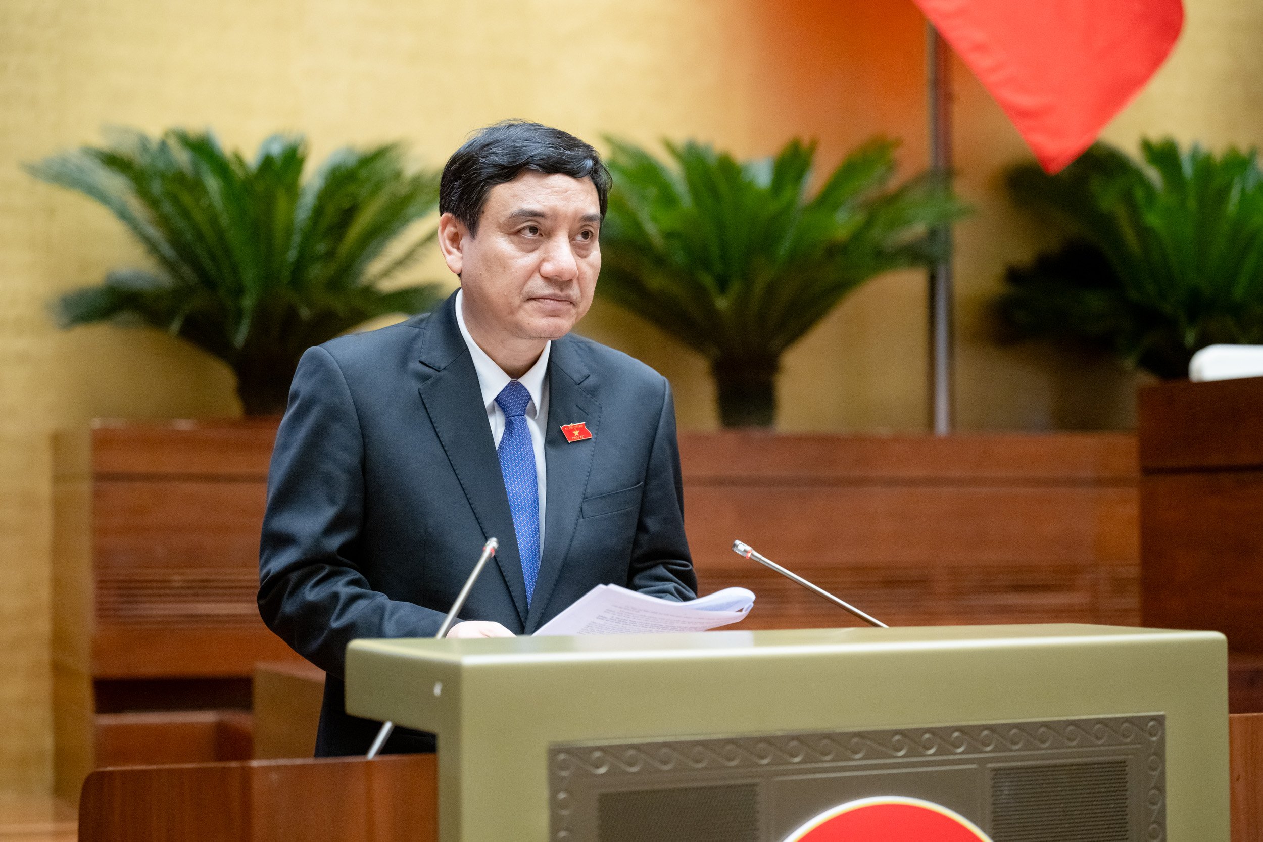 Chủ nhiệm Ủy ban Văn h&oacute;a, Gi&aacute;o dục Nguyễn Đắc Vinh b&aacute;o c&aacute;o thẩm tra dự &aacute;n Luật. Ảnh: Quochoi.