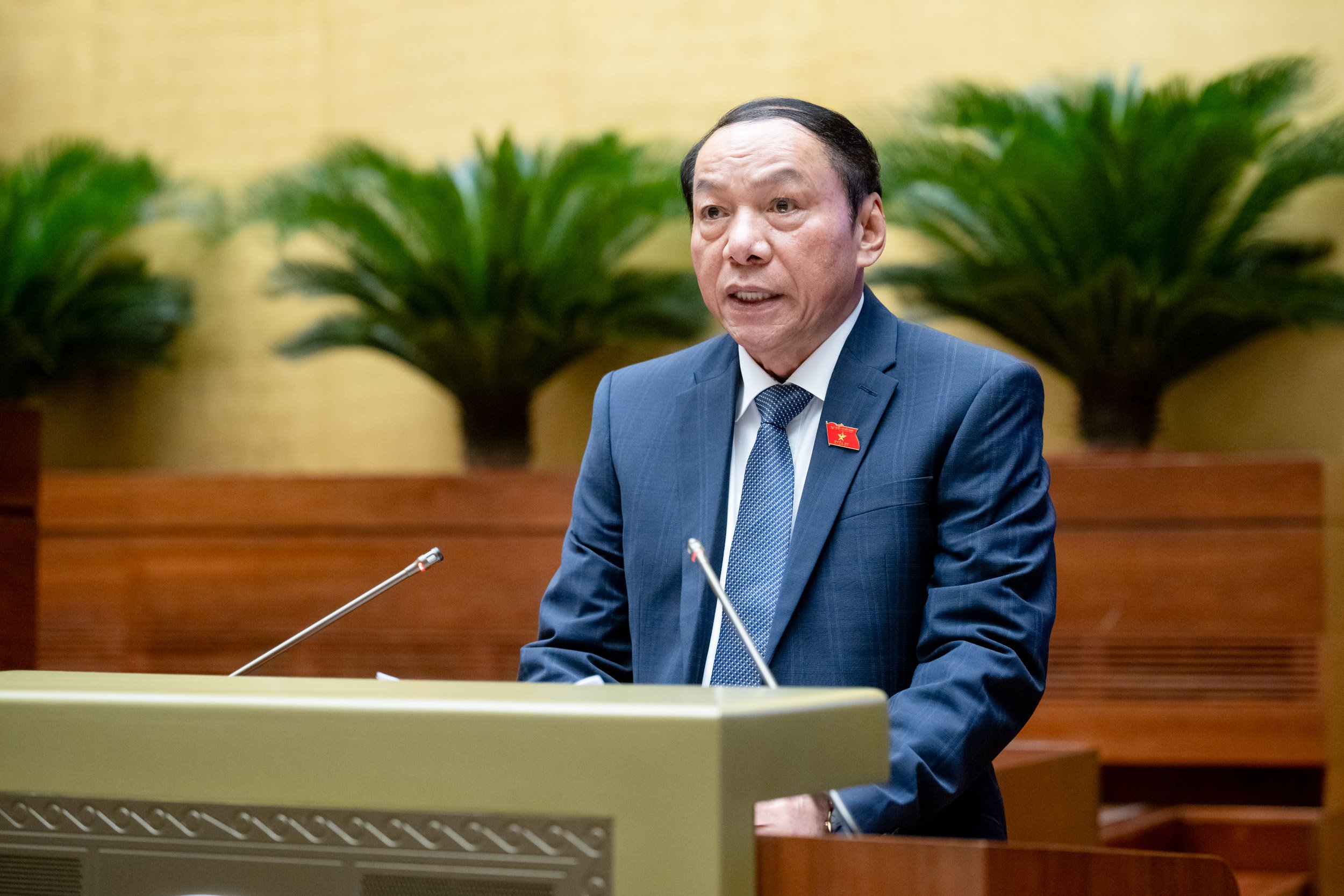 Bộ trưởng Bộ Văn hóa, Thể thao và Du lịch Nguyễn Văn Hùng trình bày Tờ trình. Ảnh: Quochoi.