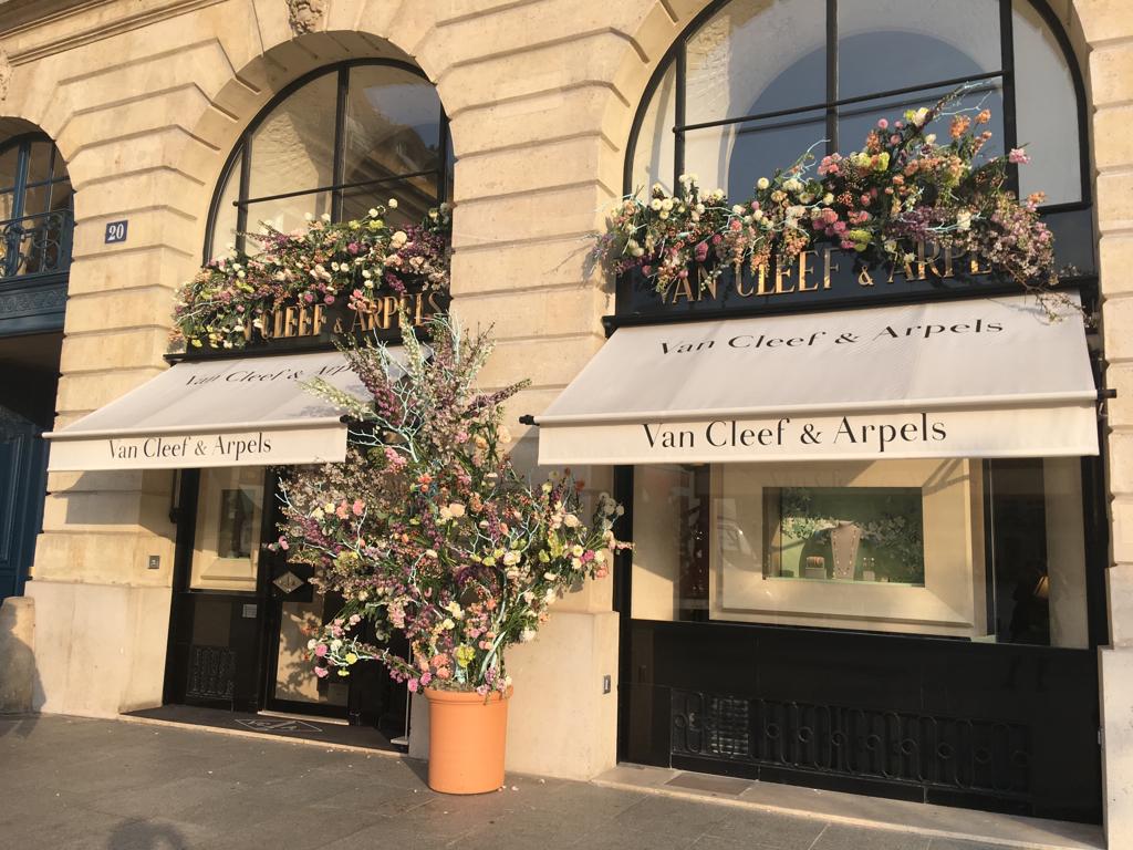Các cửa hàng của Van Cleef & Arpels tại Paris vẫn sẽ mở cửa và sẵn sàng chào đón những 