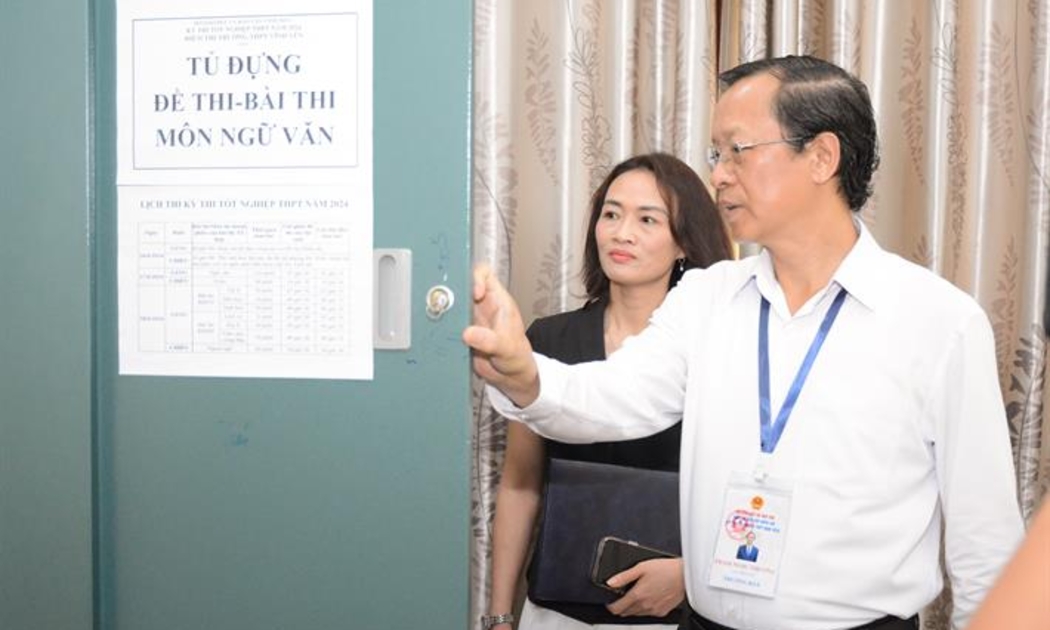 Thứ trưởng Phạm Ngọc Thưởng kiểm tra điều kiện tổ chức tại các điểm thi tỉnh Vĩnh Phúc. Ảnh: MOET.