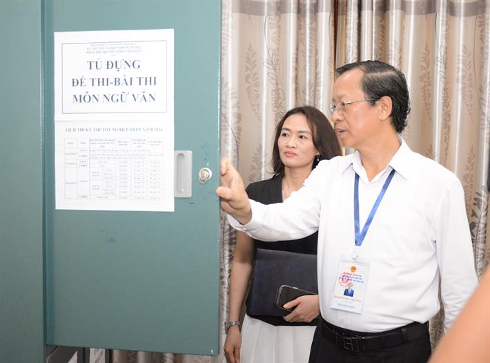 Thứ trưởng Phạm Ngọc Thưởng kiểm tra điều kiện tổ chức tại các điểm thi tỉnh Vĩnh Phúc. Ảnh: MOET.