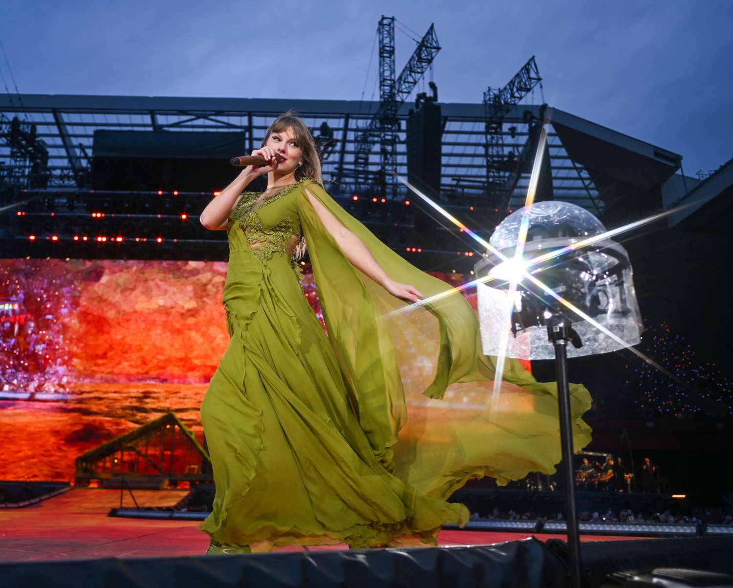Show tại Liverpool là đêm diễn thứ 100 của The Eras Tour.