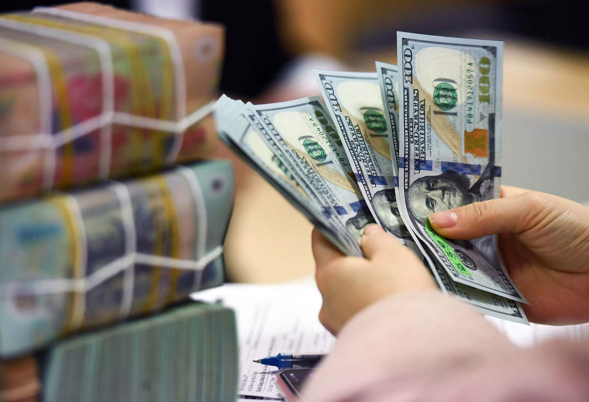 Việc phải bán dự trữ ngoại hối mạnh như năm 2022 là khó có thể xảy ra, đồng thời khả năng Chính phủ tăng lãi suất điều hành sẽ không phải là lựa chọn được Ngân hàng Nhà nước cân nhắc trong thời gian tới.