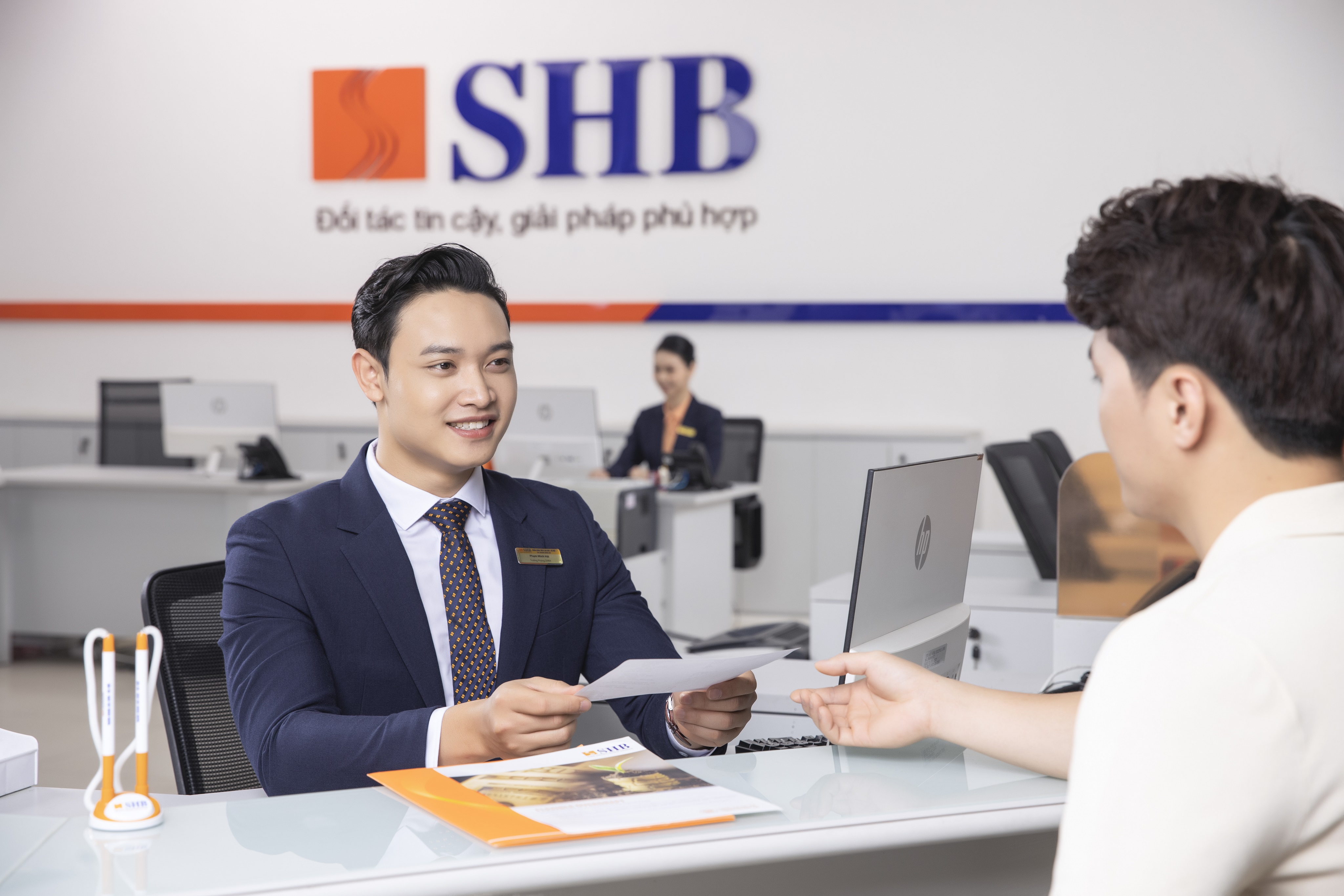 Khách hàng giao dịch tại SHB.