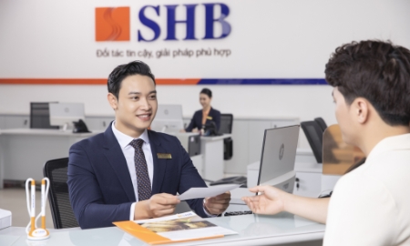 Khách hàng giao dịch tại SHB.