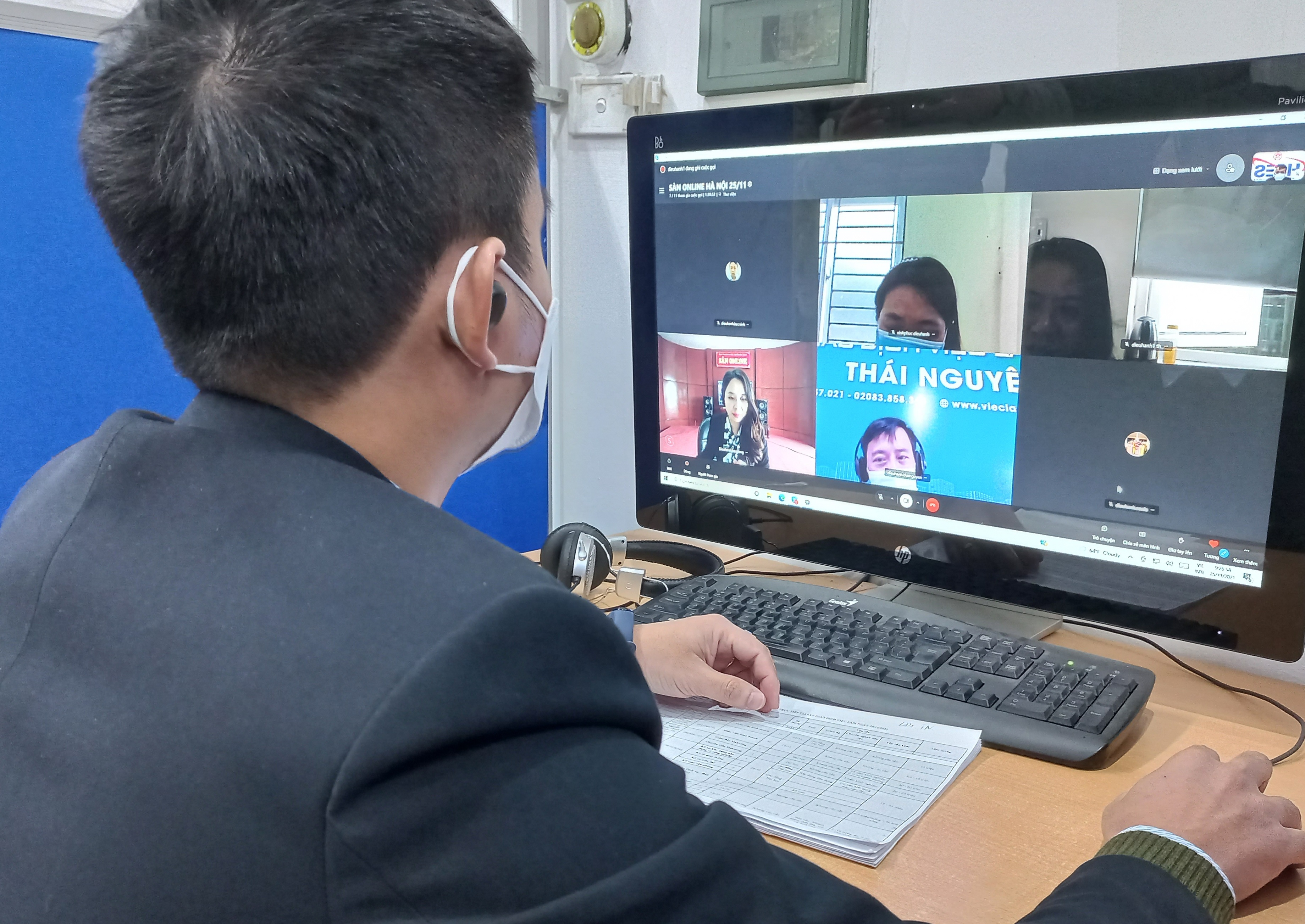 Người lao động t&igrave;m kiếm việc l&agrave;m tại H&agrave; Nội. Ảnh: N.Dương.