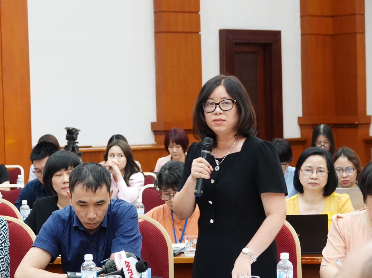 B&agrave; L&ecirc; Thị Tuyết Nhung, Ph&oacute; Cục trưởng Cục Quản l&yacute; gi&aacute;, ph&aacute;t biểu tại họp b&aacute;o.