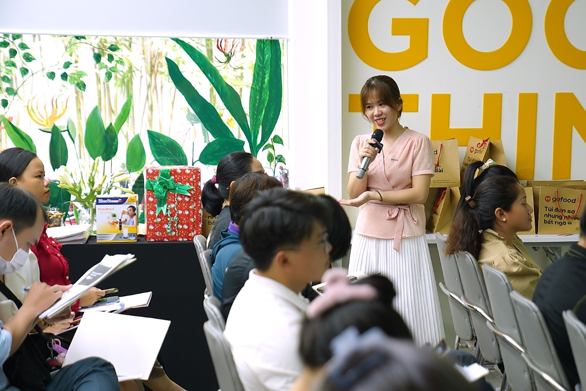 Chuy&ecirc;n gia Gojek trao đổi c&ugrave;ng c&aacute;c chủ cửa h&agrave;ng F&B tại hội thảo.