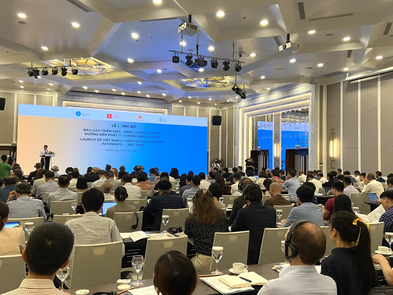 Lễ c&ocirc;ng bố&nbsp;&ldquo;B&aacute;o c&aacute;o Triển vọng năng lượng Việt Nam &ndash; Đường đến ph&aacute;t thải r&ograve;ng bằng kh&ocirc;ng (EOR-NZ)&rdquo;.