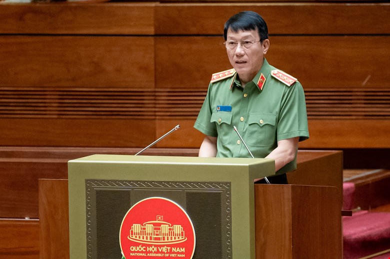 Bộ trưởng Bộ Công an Lương Tam Quang, thừa ủy quyền của Thủ tướng Chính phủ trình bày Tờ trình về dự án Luật Phòng cháy, chữa cháy và cứu nạn, cứu hộ.