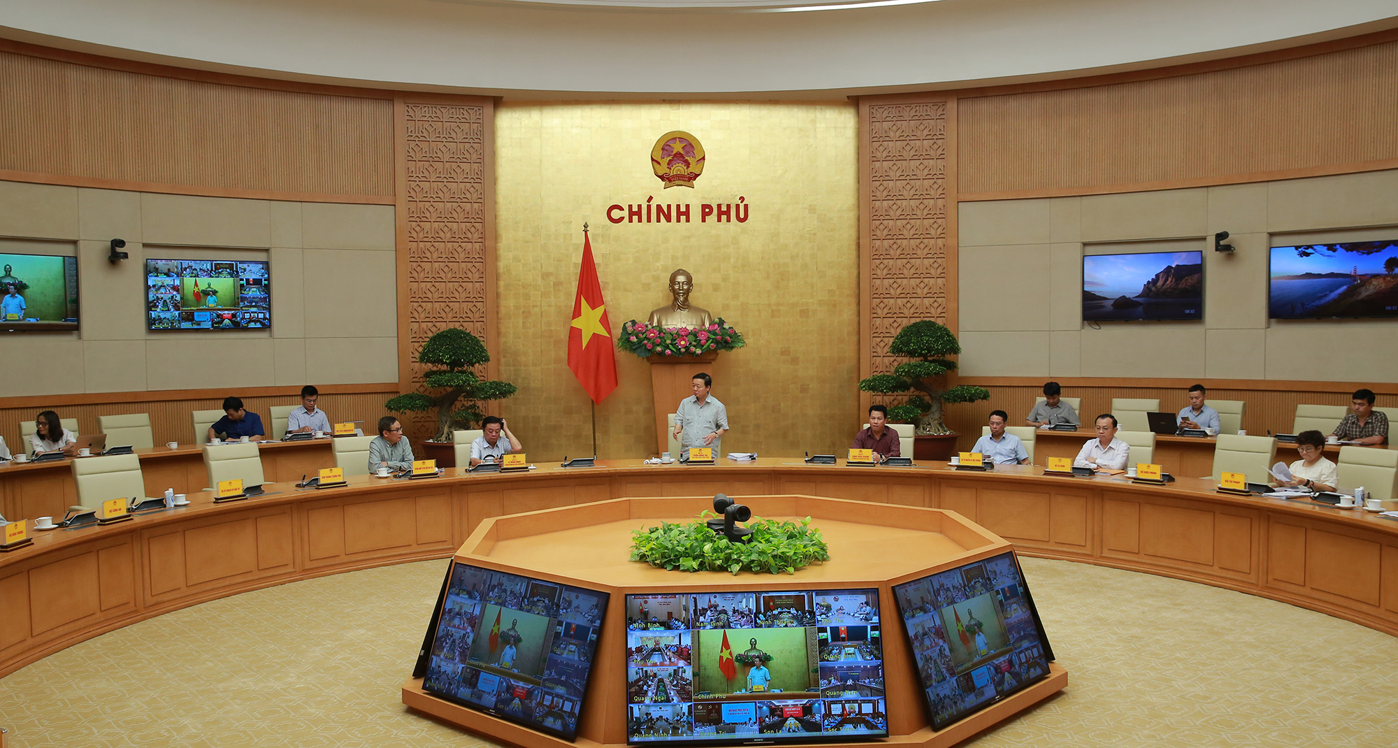 Quang cảnh cuộc họp tại đầu cầu trụ sở Ch&iacute;nh phủ - Ảnh: VGP