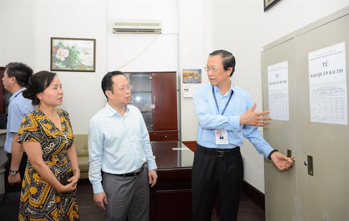 Thứ trưởng Phạm Ngọc Thưởng kiếm tra công tác chuẩn bị Kỳ thi tại điểm thi Trường THPT Trần Phú (quận Hoàn Kiếm). Ảnh: MOET.