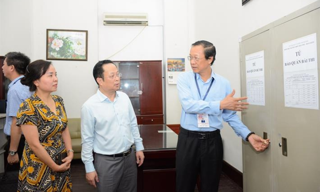 Thứ trưởng Phạm Ngọc Thưởng kiếm tra công tác chuẩn bị Kỳ thi tại điểm thi Trường THPT Trần Phú (quận Hoàn Kiếm). Ảnh: MOET.