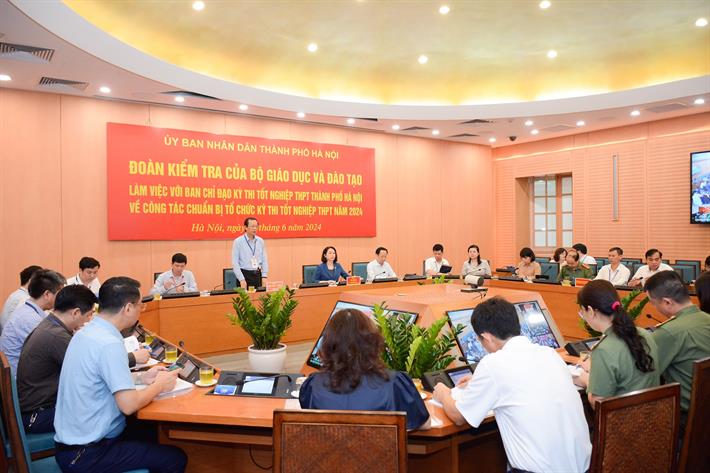 Ban Chỉ đạo quốc gia Kỳ thi tốt nghiệp THPT 2024 l&agrave;m việc với Ban Chỉ đạo thi th&agrave;nh phố H&agrave; Nội. Ảnh: MOET.
