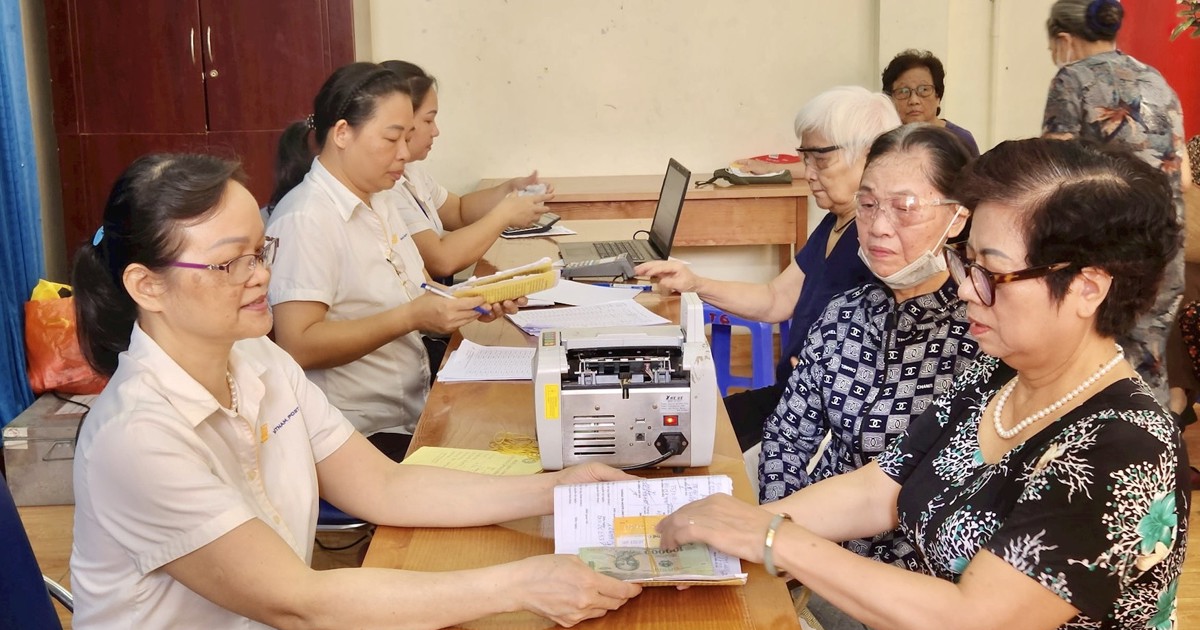 Người lao động nhận lương hưu tại Hà Nội. Ảnh: Thu Hiền.