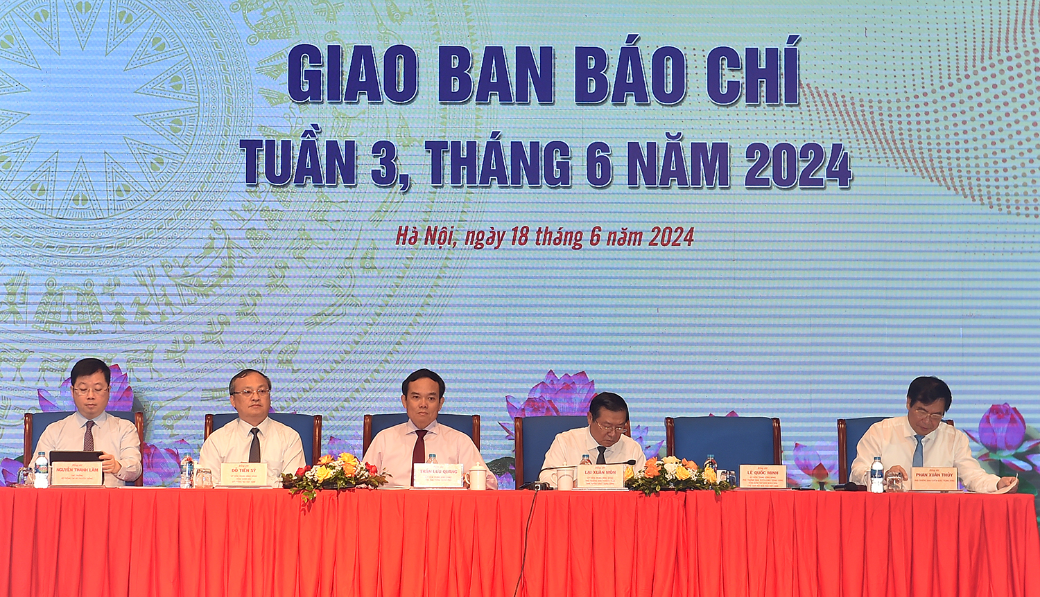 Phó Thủ tướng Trần Lưu Quang dự cuộc giao ban báo chí sáng ngày 18/6 - Ảnh: VGP
