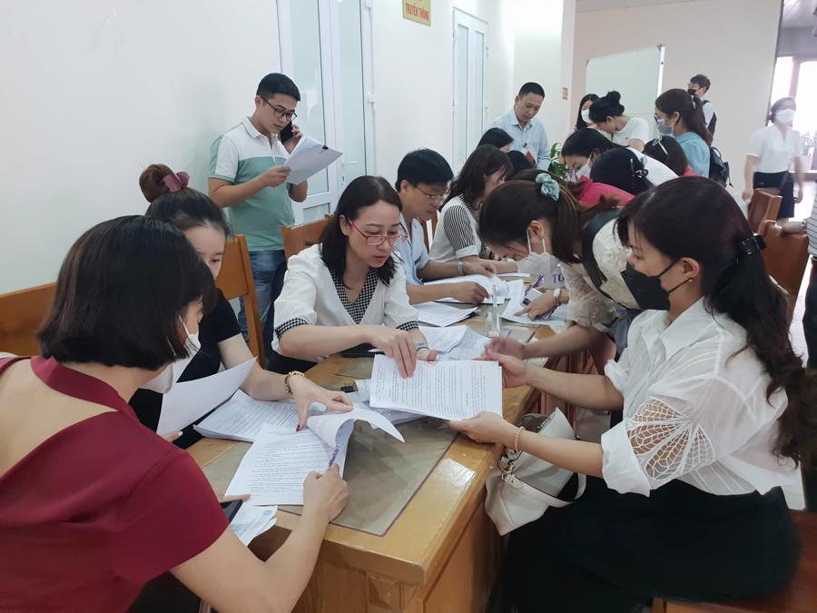 Ban hành các quyết định thanh tra doanh nghiệp, đơn vị nợ đóng bảo hiểm xã hội. Ảnh: Thu Hiền.