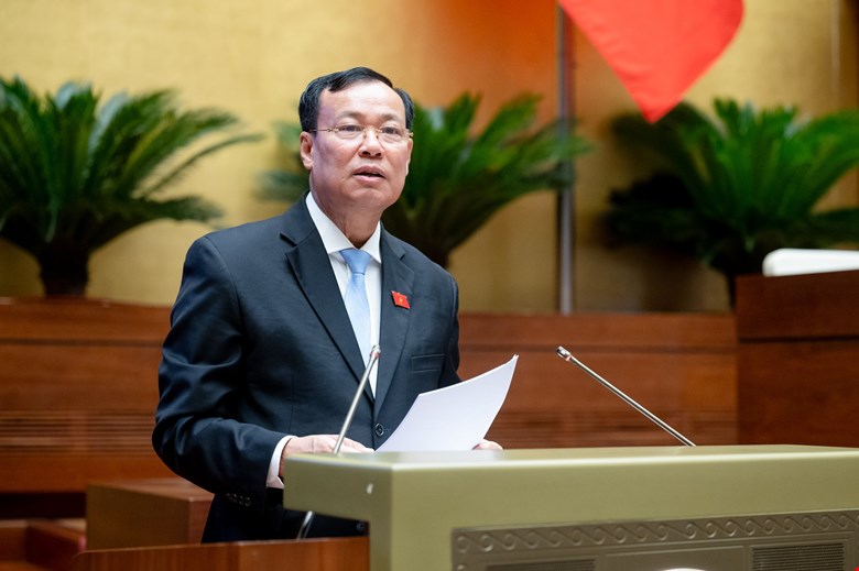 Chủ nhiệm Ủy ban Quốc phòng và An ninh của Quốc hội Lê Tấn Tới trình bày Báo cáo thẩm tra dự án Luật Phòng cháy, chữa cháy và cứu nạn, cứu hộ.
