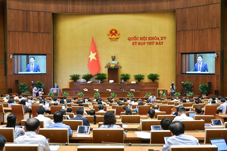 Bộ trưởng Bộ Tài nguyên và Môi trường Đặng Quốc Khánh thừa ủy quyền của Thủ tướng Chính phủ trình bày Tờ trình dự án Luật sửa đổi, bổ sung một số điều của Luật Đất đai số 31/2024/QH15, Luật Nhà ở số 27/2023/QH15, Luật Kinh doanh bất động sản số 29/2023/QH15, Luật Các tổ chức tín dụng số 32/2024/QH15.