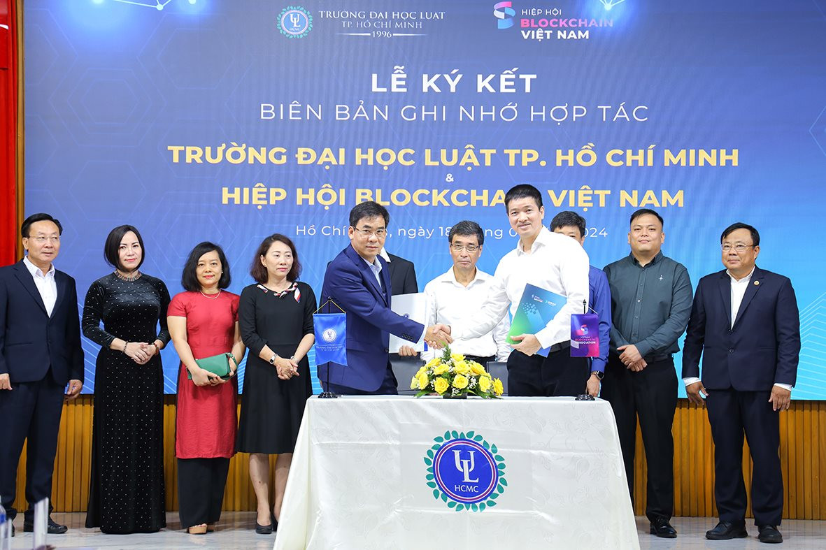 Trường Đại học Luật TPHCM ký kết hợp tác với Hiệp hội Blockchain Việt Nam.