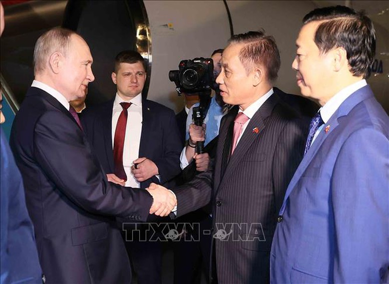 Trưởng Ban Đối ngoại Trung ương Lê Hoài Trung và Phó Thủ tướng Trần Hồng Hà đón Tổng thống LB Nga Vladimir Putin tại Sân bay quốc tế Nội Bài (Hà Nội) - Ảnh: TTXVN
