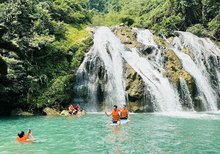 Du kh&aacute;ch tham quan, trải nghiệm th&aacute;c T&agrave; Puồng. Ảnh: T&uacute; Linh