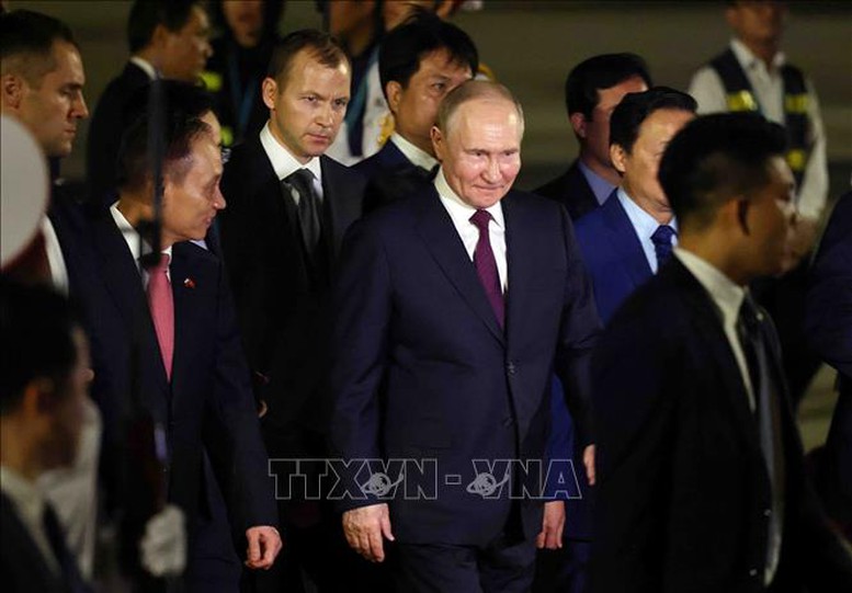 Tổng thống LB Nga Vladimir Putin tại Sân bay quốc tế Nội Bài (Hà Nội). Ảnh: TTXVN