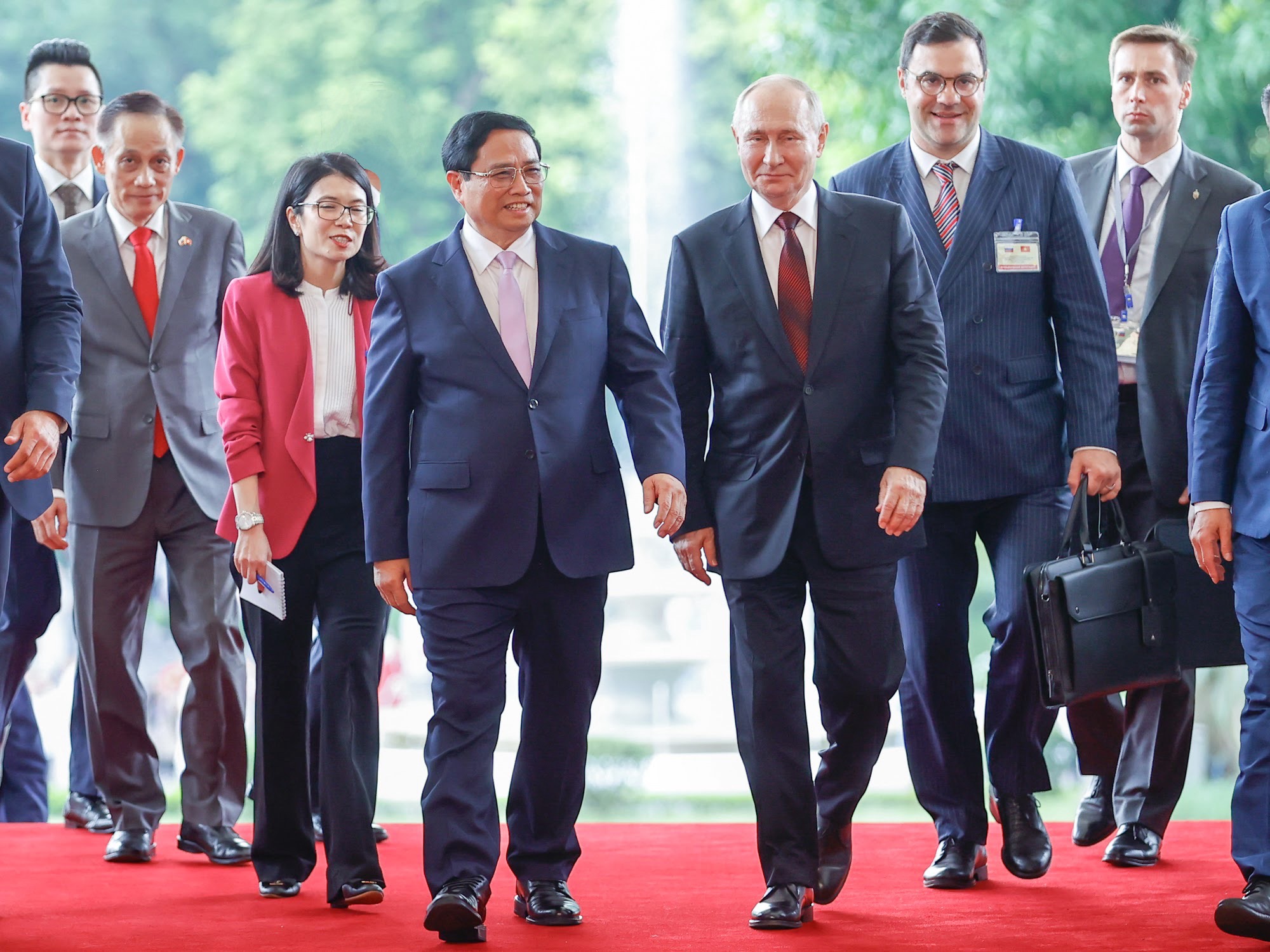 Chuyến thăm diễn ra đ&uacute;ng v&agrave;o dịp kỷ niệm 30 năm Hiệp ước về c&aacute;c nguy&ecirc;n tắc quan hệ hữu nghị Việt Nam-Nga, v&agrave; ngay trước thềm hai nước kỷ niệm 75 năm thiết lập quan hệ ngoại giao v&agrave;o năm 2025. Ảnh: VGP/Nhật Bắc.