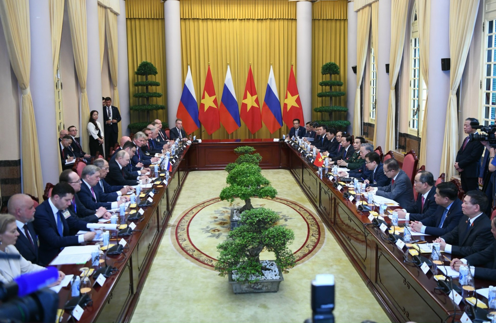 Quang cảnh hội đàm giữa Chủ tịch nước Tô Lâm và Tổng thống Vladimir Putin .