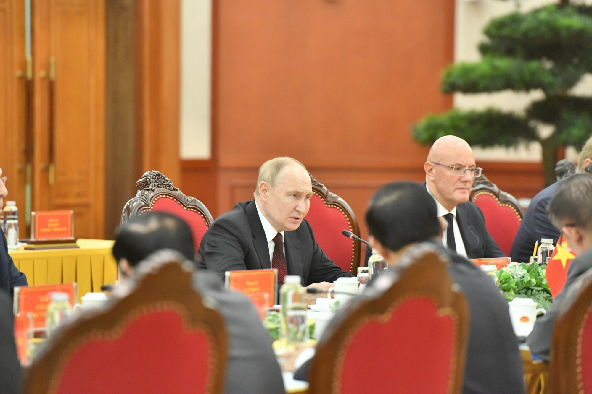 Tổng thống Vladimir Putin đánh giá cao những thành tựu to lớn mà Việt Nam đã đạt được sau gần 40 năm thực hiện công cuộc Đổi mới do Đảng Cộng sản Việt Nam lãnh đạo, đứng đầu là Tổng Bí thư Nguyễn Phú Trọng. Ảnh: VGP/Nhật Bắc.