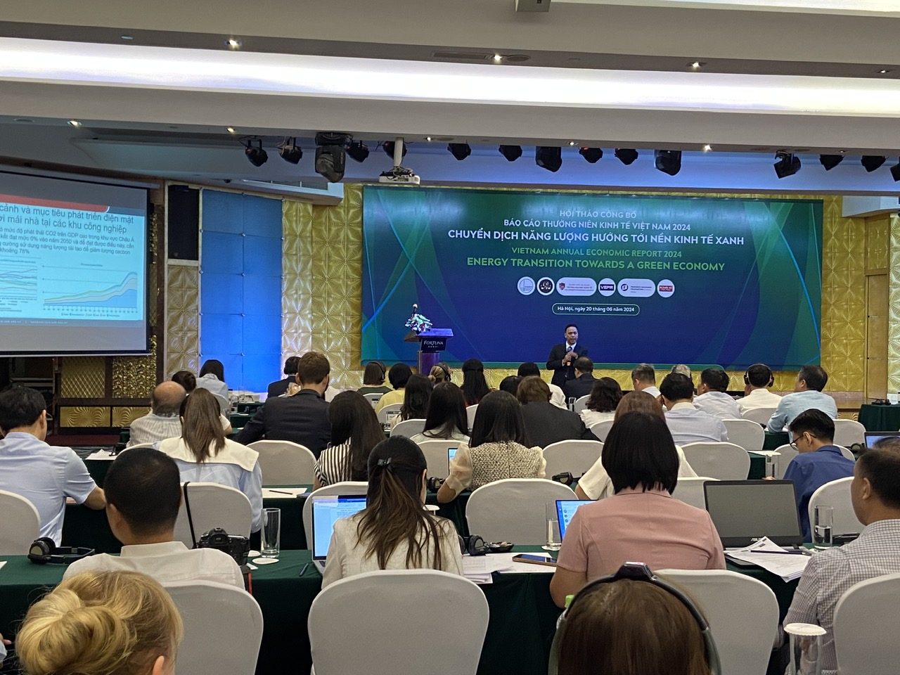 Hội thảo c&ocirc;ng bố B&aacute;o c&aacute;o Thường ni&ecirc;n Kinh tế Việt Nam 2024.