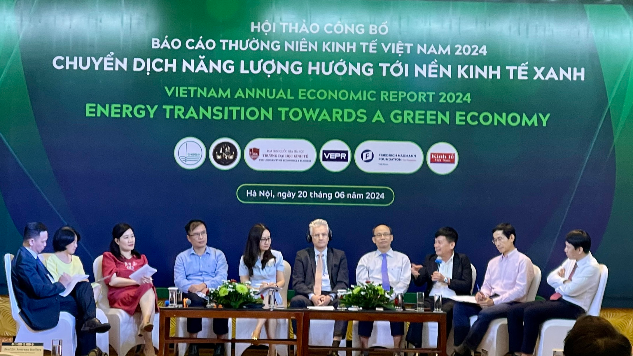 C&aacute;c chuy&ecirc;n gia thảo luận tại hội thảo.