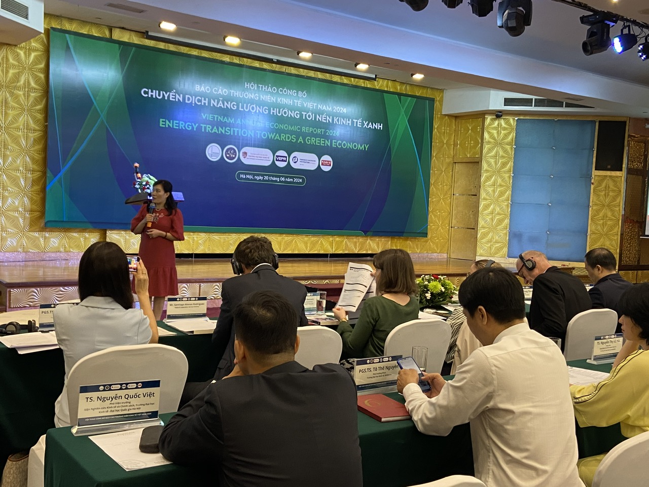 TS Nguyễn Thị Vũ Hà, Trường Đại học Kinh tế - Đại học Quốc gia Hà Nội, trình bày báo cáo tại hội thảo.