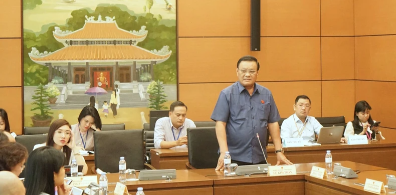 Đại biểu Lê Kim Toàn, đoàn Bình Định, phát biểu thảo luận tại tổ ngày 20/6.