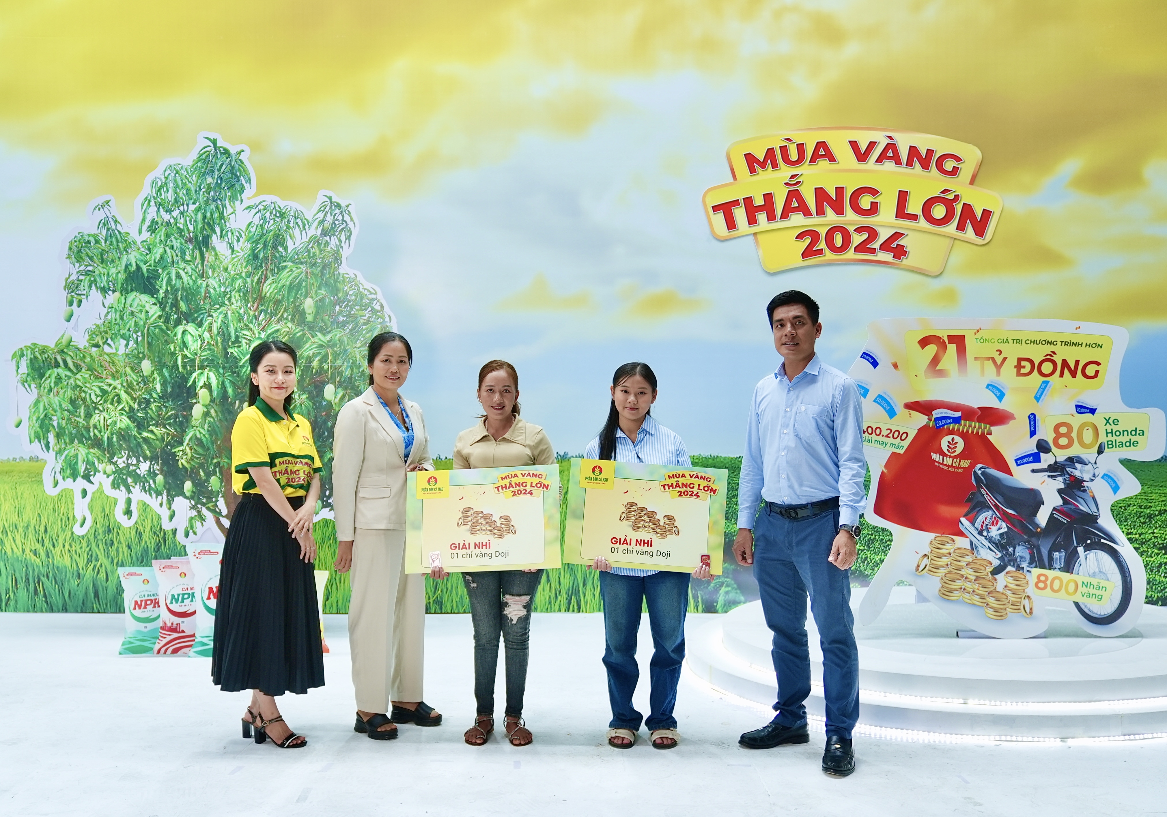 Phân Bón Cà Mau trực tiếp trao giải vàng 99.99 cho bà con trúng giải tại Livestream "Mùa Vàng thắng lớn 2024".