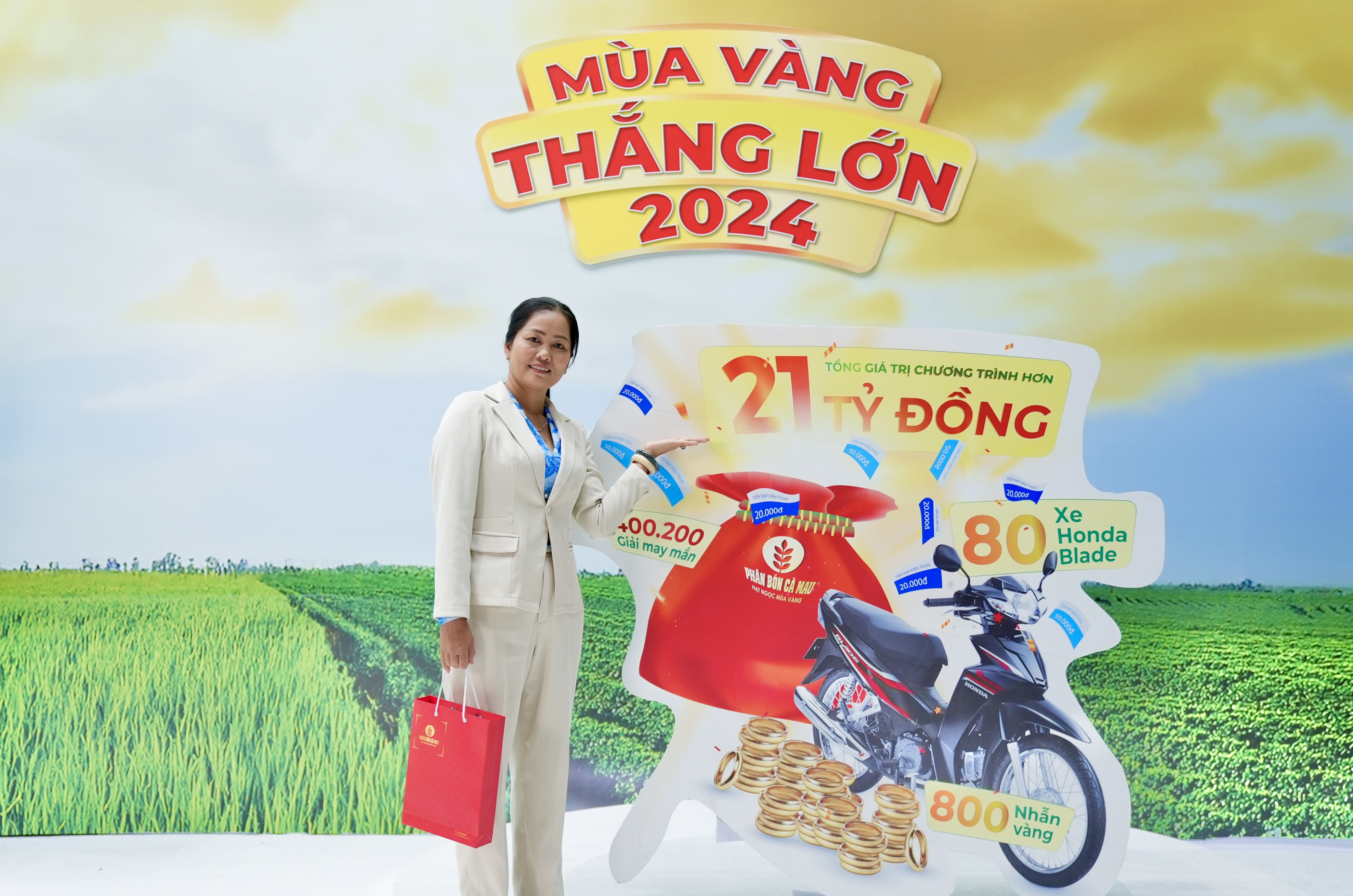 Chị Phạm Thị Tươi – Đại diện Cửa hàng Vật tư nông nghiệp Khanh Tươi trong đợt Livestream 