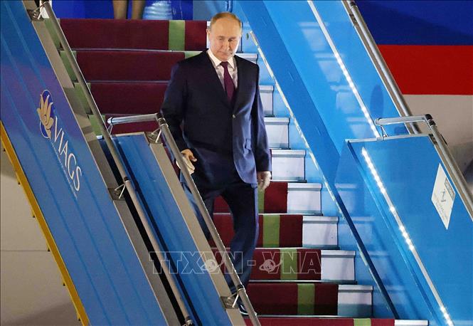 Tổng thống LB Nga Vladimir Putin đến Sân bay quốc tế Nội Bài (Hà Nội) - Ảnh: TTXVN.
