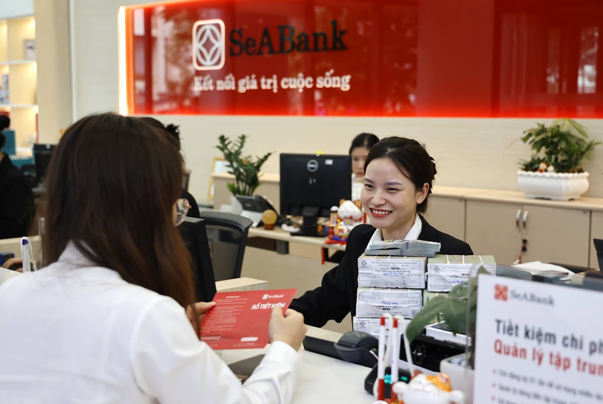 Khách hàng giao dịch tại SeABank.