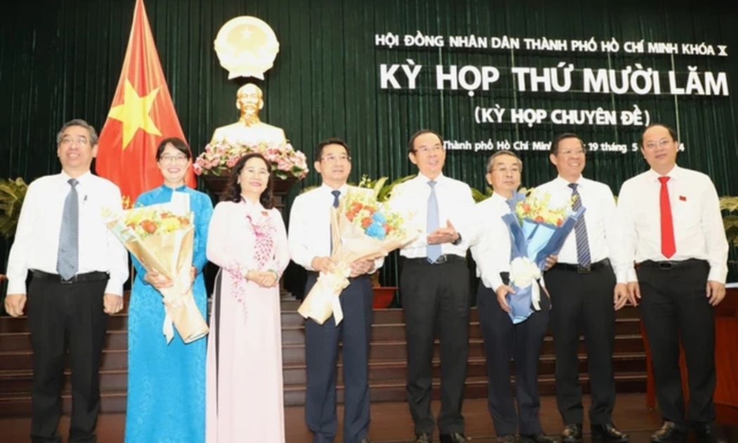 Thủ tướng Chính phủ vừa phê chuẩn kết quả bầu chức vụ Phó Chủ tịch UBND TP. Hồ Chí Minh nhiệm kỳ 2021-2026 đối với bà Trần Thị Diệu Thúy (thứ 2 từ trái sang) và ông Dương Ngọc Hải (thứ 4 từ trái sang).